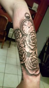 Tatouage montre & roses sur bras